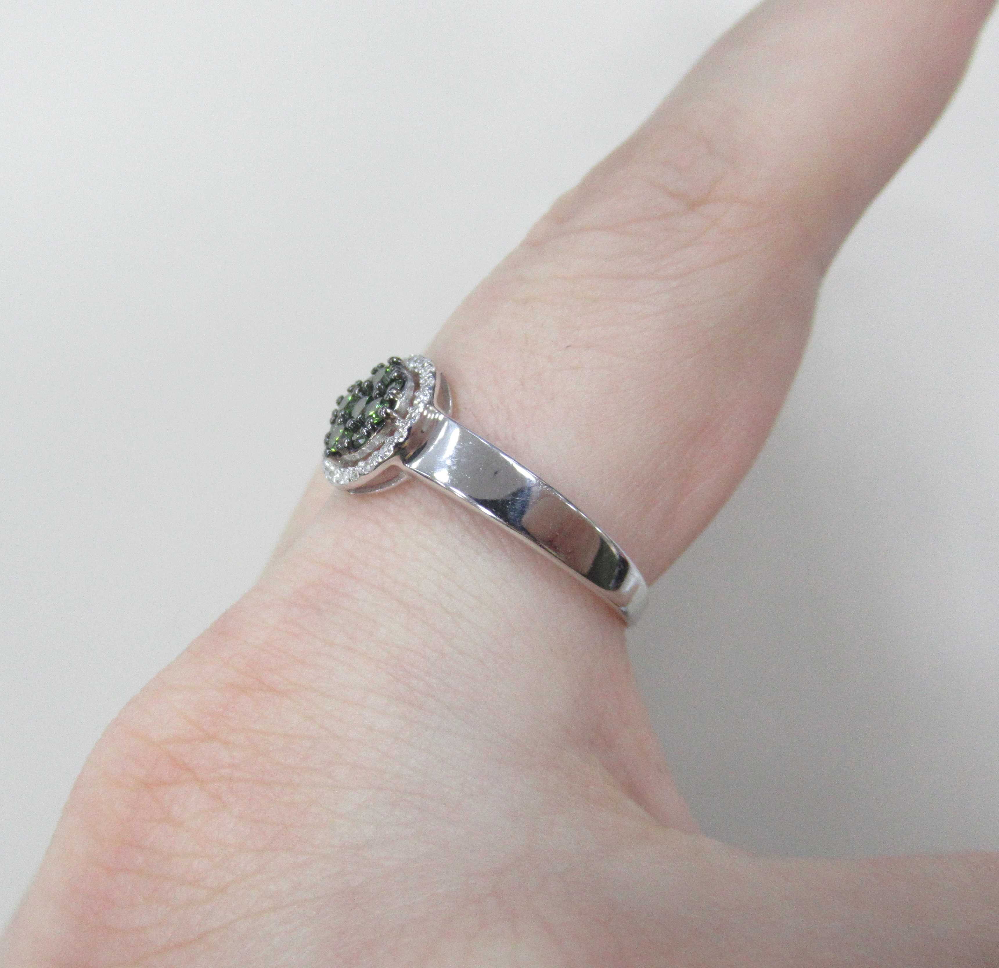 Кольцо из белого золота с бриллиантами